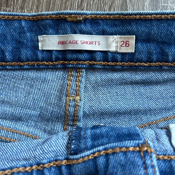 Levi’s Ribcage Distressed Shorts - Picture 3 of 3